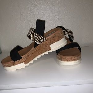 NEVER WORN PATTERNED SANDALS